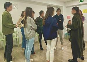 Personas de pie en grupo