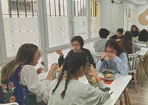 Personas comiendo juntas