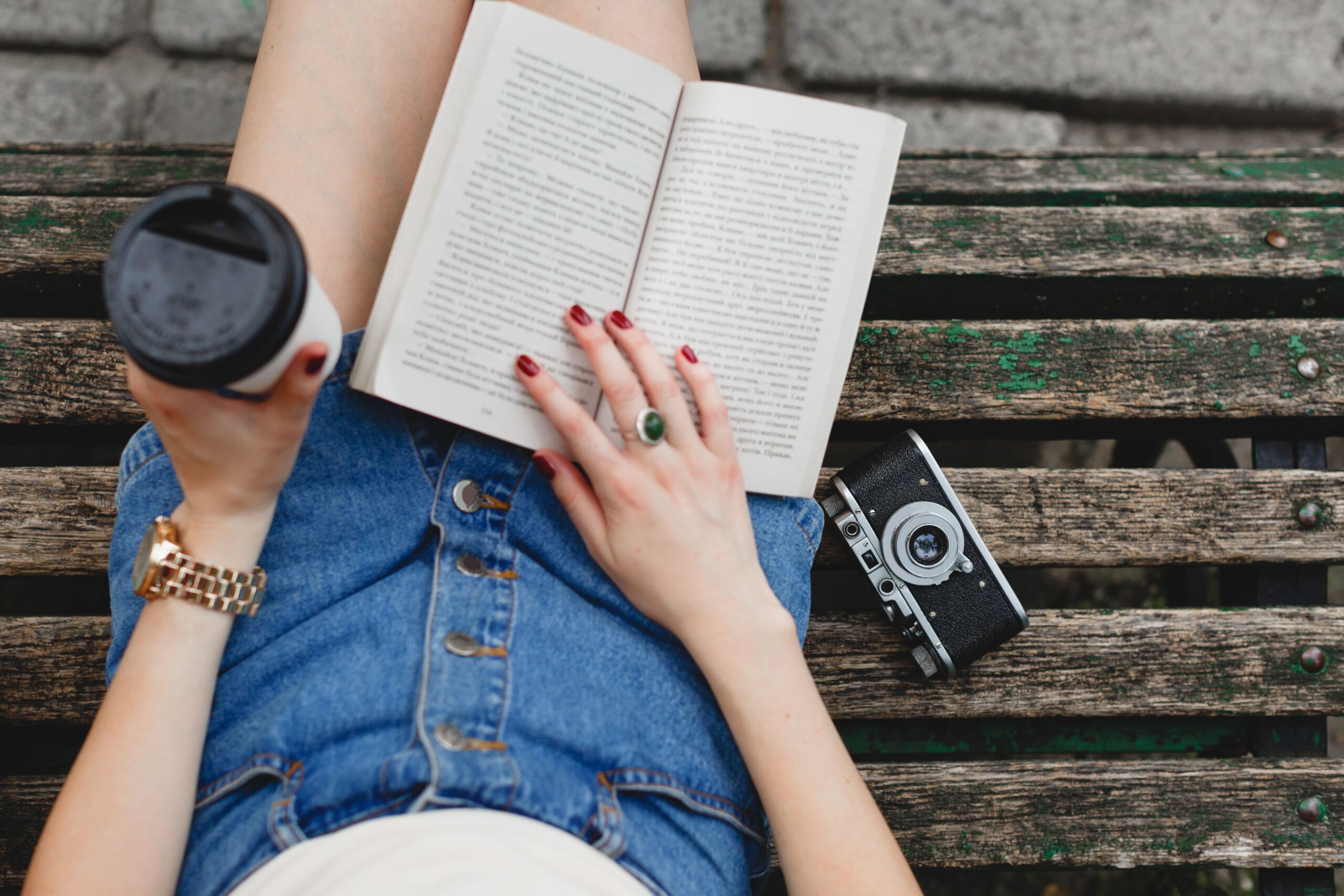 Mujer con libro sobre la cara