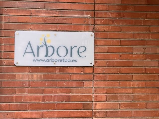 Letrero con el logo de Arbore